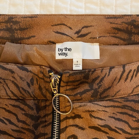 NWT By the Way- Macey Zip Mini Skirt in Tiger - Picture 7 of 7